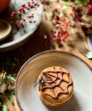 Víkendové jogurtové lívance z jedničky.. S čokoládou a mangovou marmeládou.🤤 #peknevypecenakucharka #jogurtovelivance...