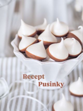 Recept na P U S I N K Y 💋 . . #bilkovepusinky #vanocnicukrovi #pecemenavanoce #pusinka #cukrovi