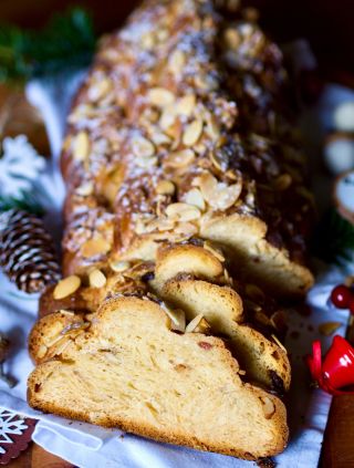 Začínají se mi množit zprávy ohledně receptu na vánočku. Sdílím a přeji, ať se povede a chutná. ✨ . . #vanocka...