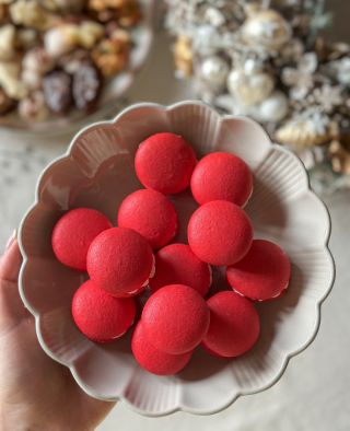 Vánoční makronky pro hosty. ♥️ . . #makronky #mezisvatky #ganachezbilecokolady #vánoce