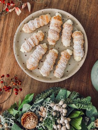 Dnes jsem pekla trubičky z listového těsta s vanilkovým krémem. Recept z Pěkně vypečené kuchařky 3. . ....